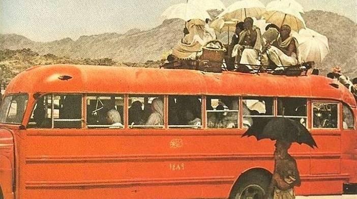 <p>Otob&uuml;sler ve yolcu vagonlarıyla Hacı adayları taşınıyordu.</p>

<p>&nbsp;</p>
