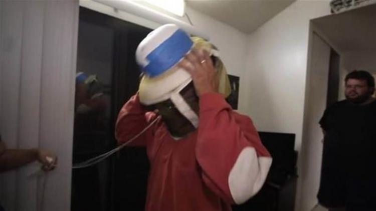 <p>Gelen ekipler duvarı delmek için gerekli kıyafetleri giydiler.</p>

<p> </p>
