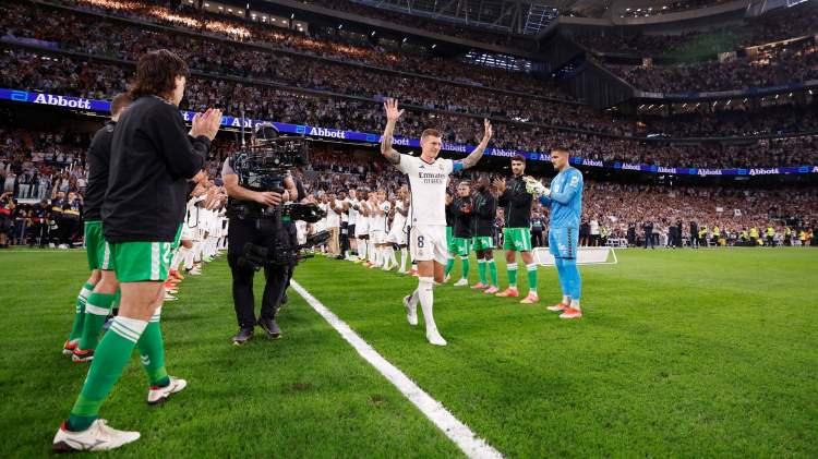 <p>Real Madrid'in Real Betis'i konuk ettiği maçta son kez sahaya çıkan Alman futbolcu Toni Kroos gözyaşları içinde futbola veda etti.</p>

