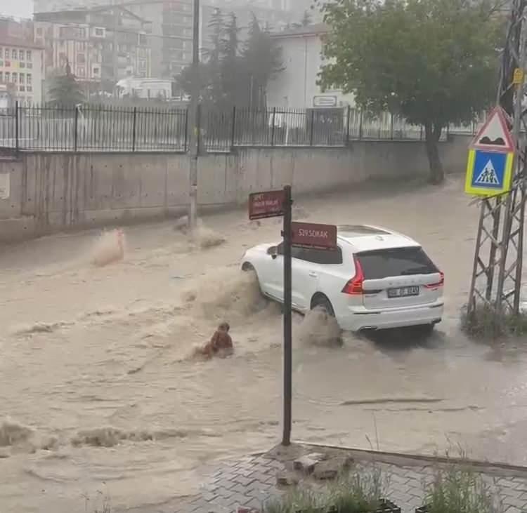 <p>Öte yandan çocukların suda sürüklenmesi ve kurtarma çalışması cep telefonu kamerasıyla görüntülendi.</p>
