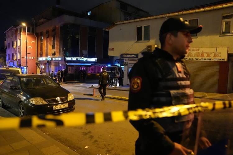 <p>&Uuml;sk&uuml;dar'da, barışmak &uuml;zere bir kahvehanede bir araya gelen husumetli iki aile arasında &ccedil;ıkan tartışma, silahlı kavgaya d&ouml;n&uuml;şt&uuml;. 3 kişinin hayatını kaybettiği &ccedil;atışmada, 2'si ağır 5 kişi yaralandı. Olayla ilgili 3&rsquo;&uuml; yaralı 12 kişi g&ouml;zaltına alınırken, polisin mahallede g&uuml;venlik &ouml;nlemi devam ediyor.</p>
