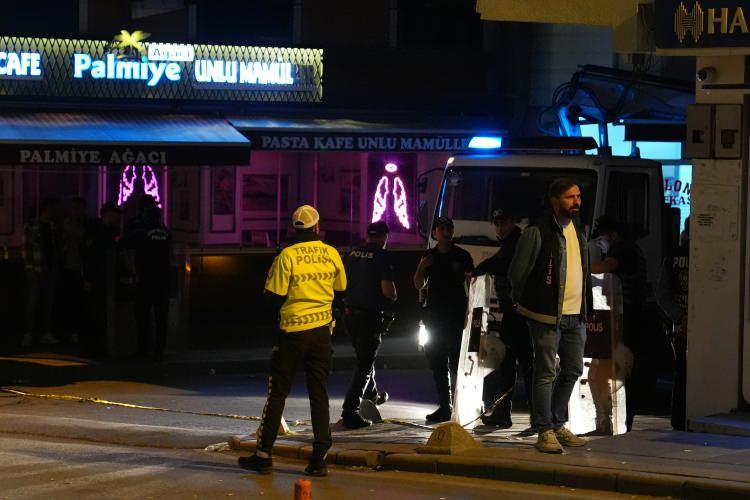 <p>Olay, 20.10 sıralarında &Uuml;nalan Mahallesi, Ayazma Caddesi, &Ouml;zcan sokakta bulunan kahvehanede meydana geldi. İddiaya g&ouml;re, bir g&uuml;n &ouml;nce &ccedil;ocuklar arasında &ccedil;ıkan kavganın ardından aralarında oluşan husumeti sonlandırmak i&ccedil;in iki aile, kafede bir araya geldi.&nbsp;</p>
