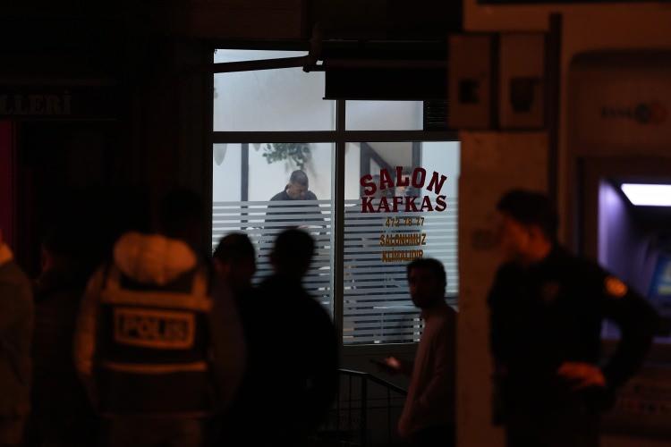<p>&Ccedil;atışmanın yaşandığı kahvehanenin yanındaki pastane sahibi Osman Şimşek "Kahvehanede &ccedil;atışma olmuş, geldiğimde olay bitmişti. Bizim pastaneyle alakalı bir durum yok. Silahlarla bayağı sıkmışlar. En az 20-30 el sıkmışlar." diye konuştu.</p>

<p>&nbsp;</p>
