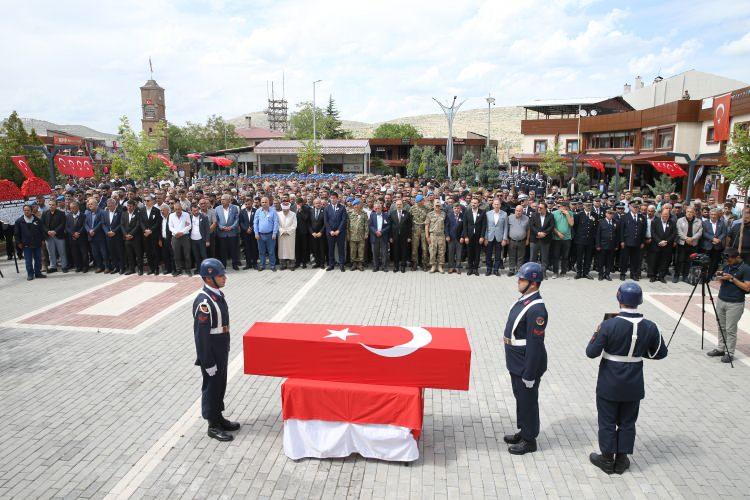 <p>Pençe-Kilit Operasyonu bölgesinde şehit düşen güvenlik korucusu Yahya Yıldız'ın (27) cenazesi Siirt'in Eruh ilçesinde toprağa verildi.</p>
