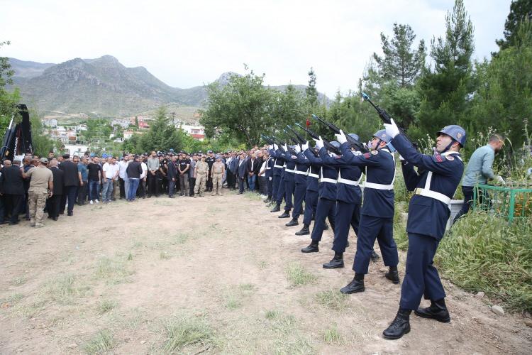 <p>Baba Yıldız da <strong>"Vatan sağ olsun."</strong> diyerek, Bakan Yerlikaya'ya teşekkür etti.</p>

<p>Daha sonra Tümgeneral Tayanç, Yerlikaya'ya operasyon ile ilgili bilgi verdi.</p>

<p>Bakan Yerlikaya da Tayanç'a, <strong>"Rabb'im muzaffer eylesin, ayaklarınıza taş değdirmesin. Sizlerin de şehitlerimizin tüm silah arkadaşlarının da başı sağ olsun. Rabb'im sabırlar versin inşallah."</strong> dedi.</p>
