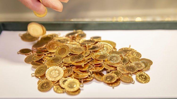 <p>Ons tarafında önce 2 bin 600 dolar, devamında 3 bin dolar seviyesini bekliyorum. Yılın ilk yarısında ithalat yasağı nedeniyle fiziki altın tarafında ciddi sıkıntılar yaşandı. Gram altın karaborsa oldu. </p>
