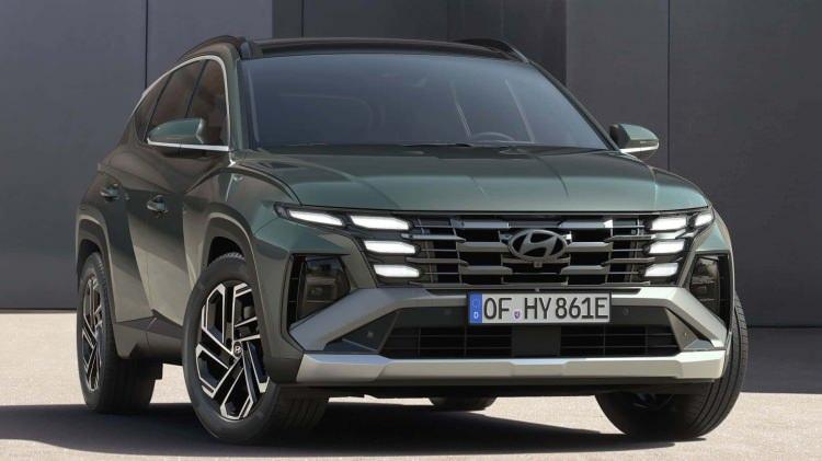 <p>Giriş seviyesindeki versiyondan itibaren standart olarak LED gündüz sürüş lambaları, 12.3 inç çift gösterge ekranı, dokunmatik bilgi-eğlence sistemi, geri görüş kamerası, ön ve ikinci çarpışma önleme sistemleri, şeritte kalma ve takip asistanı, sürücü dikkat uyarısı ve akıllı hız limit asistanı sunan Yeni TUCSON, böylelikle üst düzey koruma hem de yarı otonom sürüş deneyimi yaşatmış oluyor. </p>