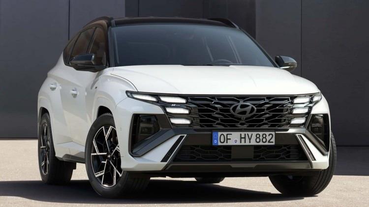 <p>Yeni TUCSON, donanım seviyesine bağlı olarak; 360 derece kamera sistemi, Krell Premium Ses Sistemi, kör nokta algılama, deri döşeme, ısıtmalı ve soğutmalı koltuklar gibi özellikleri de kullanıcısına en iyi şekilde sunuyor.</p>