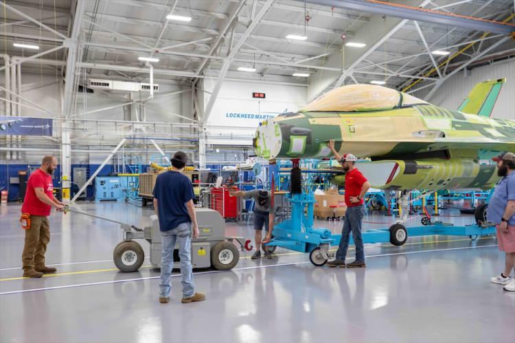 <p>Greenville fabrikasının, şimdiye kadar bu siparişlerin 9'unu ilgili ülkelere teslim ettiğini anlatan Burnett, fabrika hedeflediği üretim hızına ulaştığında bile mevcut siparişlerin tamamlanmasının 3 yılı bulduğunu ifade etti.</p>