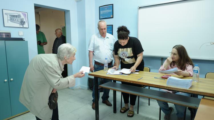 <p>Muhtar adayları Turhan Özgünden ve Hasan Çilingir, 31 Mart'ta gerçekleştirilen seçimlerde temizlik görevlisinin oy pusulalarını çöpe atması sonucu yeniden seçim kararı alındığını ve mahalle halkının yeniden sandığa gittiğini söyledi. Oy kullanmaya gelen mahalle halkı da, vatandaşlık görevini gerçekleştirdiklerini ifade etti.</p>