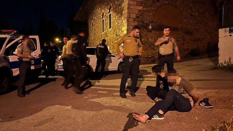 <p>Bekçilerin çatıya çıkmaya çalışması üzerine panikleyen Ahmet Ç. dengesini kaybederek yaklaşık 7 metreden beton zemine düştü, arkadaşı Şükrü Can Ş. ise saklanmaya çalıştı. Düşme sonucu yaralanan Ahmet Ç. ile arkadaşı Şükrü Can Ş. yakalandı.</p>
