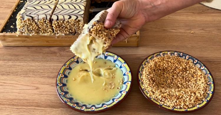 <p><strong>Yanlarını beyaz çikolataya batırarak fındıkla süsleyin.</strong></p>
