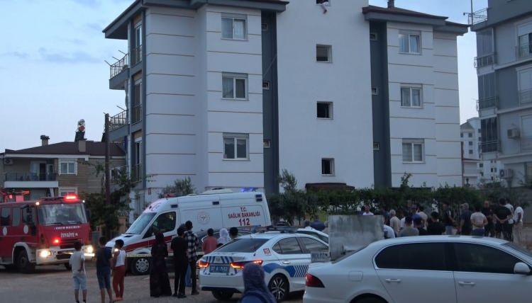 <p>Çevredeki vatandaşların 112 Acil Çağrı Merkezi’ne ihbarı üzerine bölgeye polis, itfaiye ve sağlık ekipleri sevk edildi. Olay yerine gelen polis ekiplerinin yaklaşık 3 saat süren çabalarının ardından ikna edilemeyen Nazmiye Ş.’nin bir anlık dalgınlığından yararlanan ekipler, Nazmiye Ş.’yi bulunduğu camdan aldı.</p>
