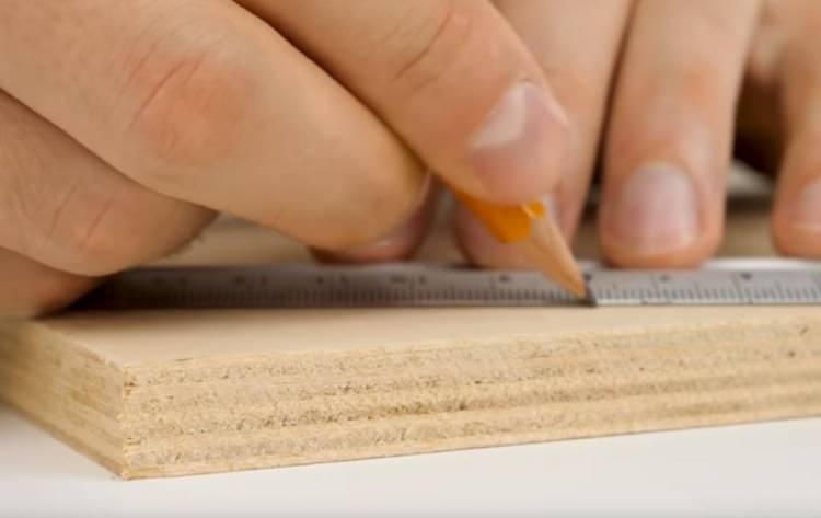 <p>Her şey bu tahta par&ccedil;asıyla başlıyor. Ancak 200 saat dolduğunda d&ouml;n&uuml;şeceği 'şey'e siz de inanamayacaksınız!</p>

<p>&nbsp;</p>

<p>&nbsp;</p>

<p>Eline kalemi alıyor ve &ccedil;izmeye başlıyor</p>

<p>&nbsp;</p>
