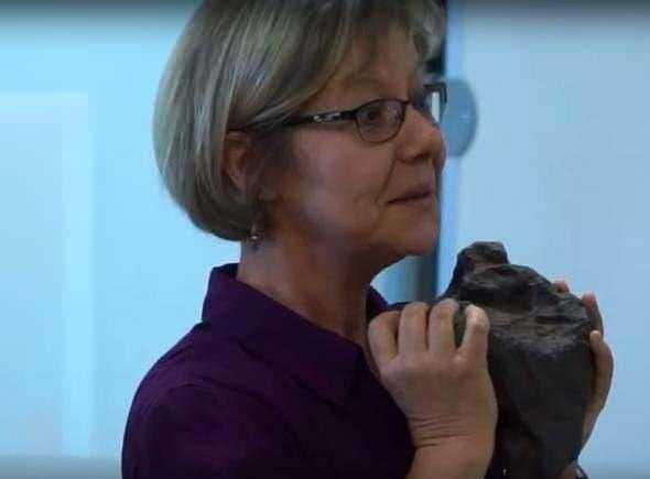 <p><strong>ABD'li &ccedil;ift&ccedil;i David Mazurek 1988 yılından beri kapı tutacağı olarak kullandığı taşın aslında olduk&ccedil;a değerli bir g&ouml;ktaşı olduğunu &ouml;ğrenince hayatının şokunu yaşadı. 10 kilogram olan taşı &uuml;niversiteye araştırma i&ccedil;in g&ouml;nderen &ccedil;ift&ccedil;inin hayatı aldığı haberle değişti.</strong></p>

<p>&nbsp;</p>
