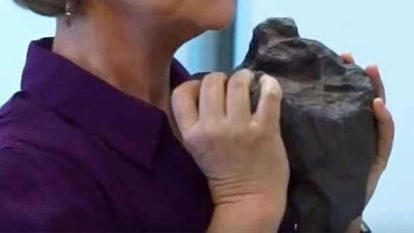 <p>Central Michigan &Uuml;niversitesi'nde jeolog olarak &ccedil;alışan Mona Sirbescu, David'in getirdiği taşın &ccedil;ok &ouml;zel bir par&ccedil;a olduğunu ifade etti.</p>

<p>&nbsp;</p>
