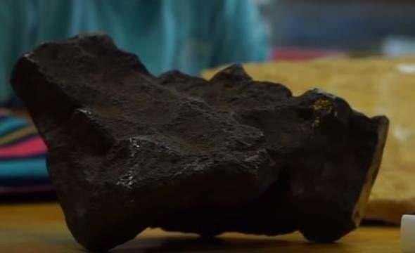 <p>Meteoru, 1988 yılında satın aldığı ahırda bulan David, ahırı satan &ccedil;ift&ccedil;inin, meteorun 1930'lu yıllarda arka bah&ccedil;esine d&uuml;şt&uuml;ğ&uuml;n&uuml; s&ouml;ylediğini belirtti.</p>

<p>&nbsp;</p>
