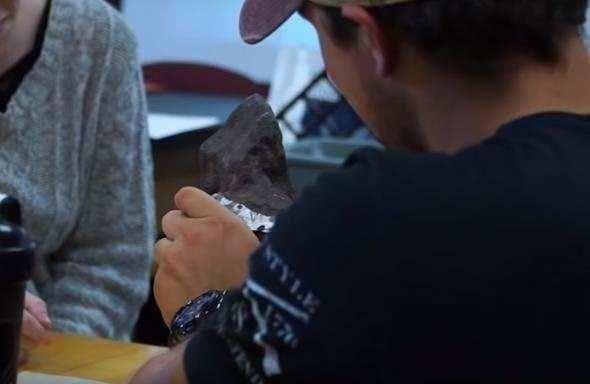 <p>Meteor olduğu tespit edilen kaya &uuml;zerinde nadir bulunan elementlerin var olup olmadığı inceleme altına alındı.</p>

<p>&nbsp;</p>
