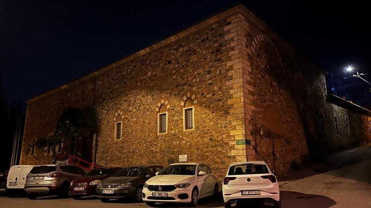 <p>Darüşşifanın çatısında bulunan merdiveni fark eden 'Gece Kartalları' olarak bilinen bekçiler durumdan şüphelenerek bölgede incelemede bulundu.</p>