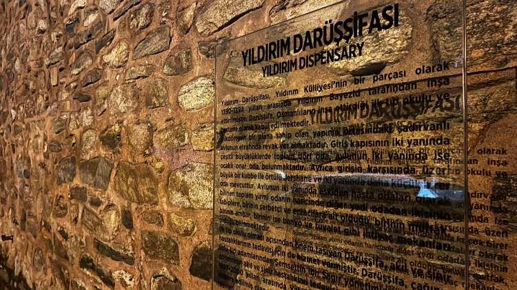 <p>Osmanlı Padişahı Sultan Yıldırım Bayezid Han tarafından yaptırılan 634 yıllık Yıldırım Külliyesi’nin içinde yer alan ve Osmanlı Devleti’in ilk hastanesi olma özelliği taşıyan Yıldırım Darrüşifası’nın çatısına merdiven dayayarak çıkan Ahmet Ç. ile arkadaşı Şükrü Can Ş. kubbedeki kurşun levhaları sökmeye başladı. </p>