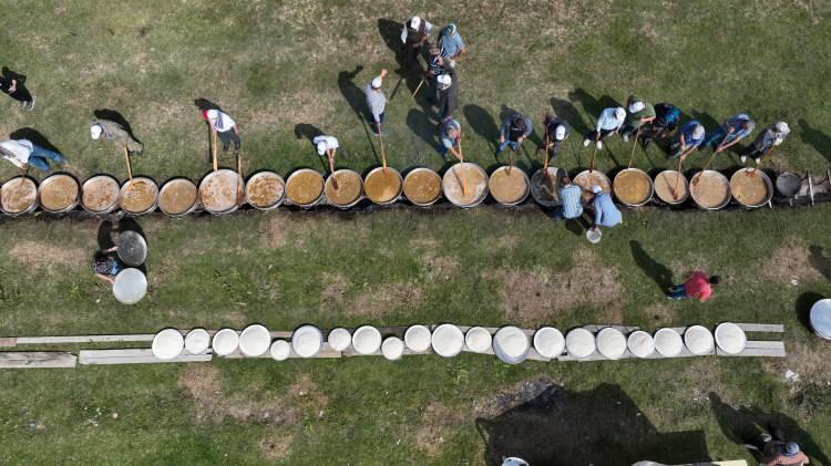<p>Seçim zamanı verdiği sözleri tek tek yerine getiren Eren, 38 koyun 3 dana 2 ton bulgur ve pirinçten 55 kazan pilav pişirtip dağıttı. </p>