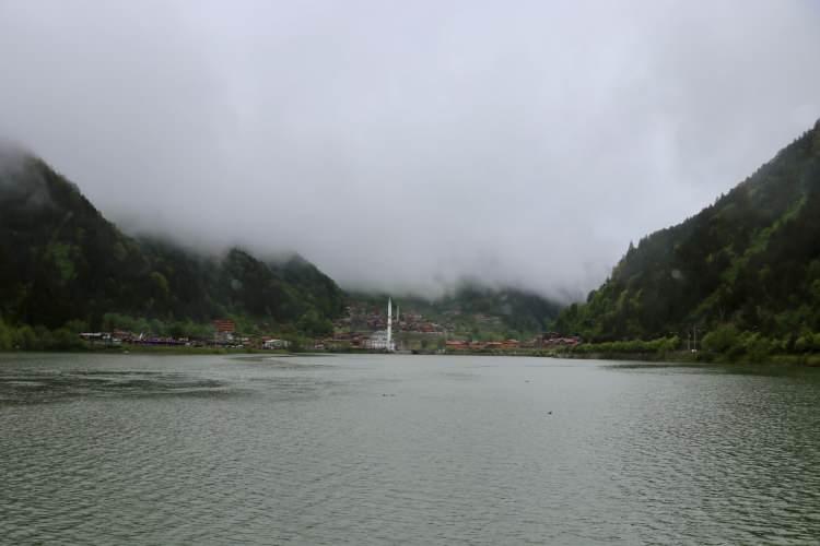 <p>Uzungöl'ün bölgenin adeta çekim merkezi olduğunu ifade eden Özen, "Hizmetimizle kalitemizle burada sorunsuz bir turizm sezonu geçiriyoruz. İşletmelerimiz hazırlıklarını yerine getirdi. Şu an yerli ve yabancı turistlerimizi bekliyoruz." diye konuştu.</p>
