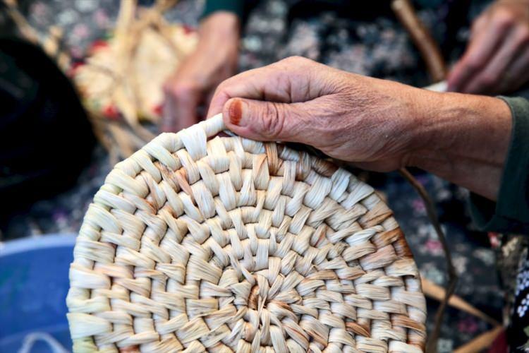 <p>Bolu merkeze bağlı Yumrukaya köyünde yaşayan kadınlar, unutulmaya yüz tutmuş geleneksel el sanatlarından olan sepet örmeciliği yapıyor. </p>
