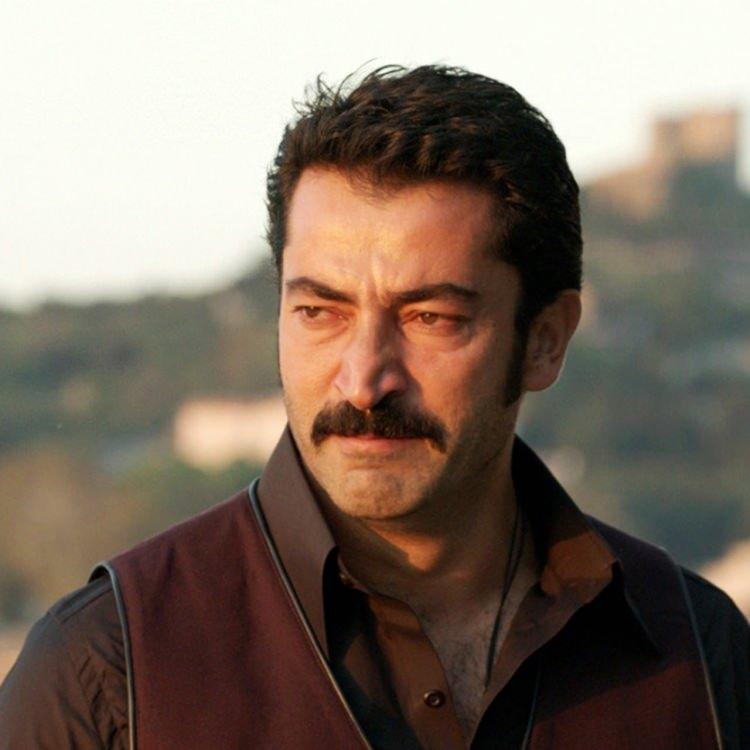 <p><strong>Deli Yürek, Acı Hayat, Karadayı ve Ezel gibi damga vuran filmlerde rol alan Kenan İmirzalıoğlu, şimdilerde "Kim Milyoner Olmak İste" yarışmasıyla televizyon ekranlarında fırtınalar estiriyor.</strong></p>

<p> </p>
