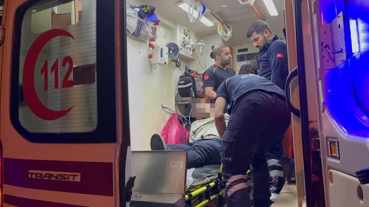 <p>Ekiplerin bilgi vermesi üzerine bölgeye çok sayıda takviye polis ve sağlık ekibi sevk edildi. Sağlık ekiplerinin olay yerinde ilk müdahalesini yaptığı yaralı, Bursa Yüksek İhtisas Eğitim ve Araştırma Hastanesi’ne kaldırıldı, Şükrü Can Ş. gözaltına alındı.</p>