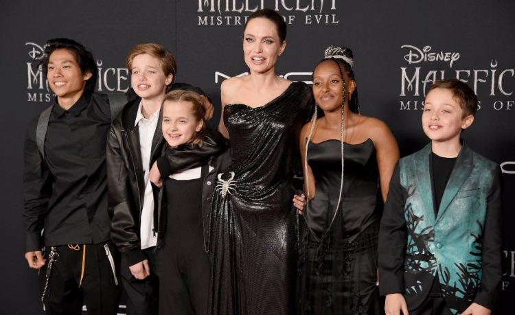 <p><span style="color:#800080"><strong>SHILOH'DAN BRAD PITT'E BÜYÜK DARBE</strong></span></p>

<p>Ünlü çiftin biyolojik çocuklarından Shiloh Nouvelle Jolie Pitt, 18 yaşına basar basmaz babasının soyadından vazgeçti.</p>
