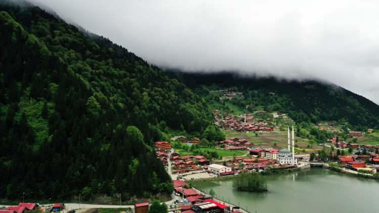 <p>Bölgeye gelen turistlerin ilk tercihleri arasında yer alan Uzungöl, ziyaretçilerine trekking, zipline, yamaç paraşütü, salıncak, foto safari gibi aktivitelerle tabiatla iç içe vakit geçirme fırsatı sunuyor.</p>
