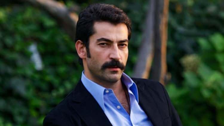 <p><strong>Kim Milyoner Olmak İster sunuculuğu ile göz önünde olan Kenan İmirzalıoğlu'nun aile fertleri hayranları tarafından yakın takibe alınıp merak edilirken,  İmirzalıoğlu'nun babası Mustafa İmirzalıoğlu ile benzerliği ise herkesi şoke etti.</strong></p>
