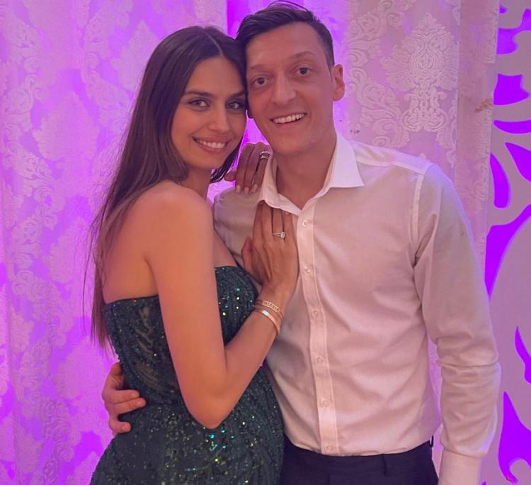 <p><strong>2019 yılında Miss Turkey güzeli Amine Gülşe ile nikah masasına oturan futbolcu Mesut Özil, evlilikleriyle dikkatleri üzerine çekiyor.</strong></p>

<p> </p>
