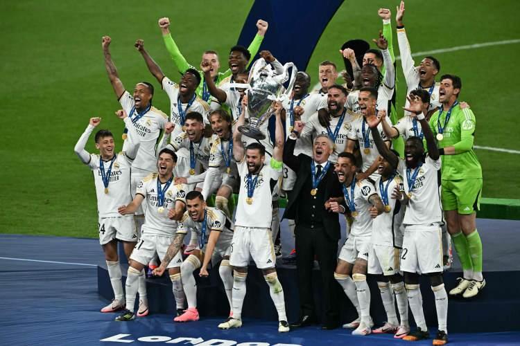 <p>Bu şampiyonluk Real Madrid’in Şampiyonlar Ligi’ndeki 15’inci zaferi oldu. Şampiyonlar Ligi’ni en çok kazanan takım konumunda bulunan İspanyol ekibini 7 şampiyonlukla Milan takip ediyor.</p>
