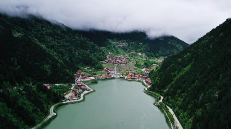 <p>Trabzon'a 99, Çaykara ilçe merkezine ise 19 kilometre mesafede bulunan Uzungöl, zengin bitki örtüsü, turistik tesisleri ve bungalov yapıların yanı sıra yöresel lezzetleriyle dikkati çekiyor.</p>
