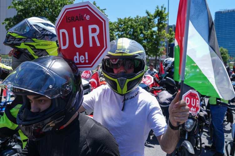 <p>Açıklamanın ardından, sloganlar atarak İsrail'e tepki gösteren grup, kortej halinde Sarıyer'e doğru toplu sürüş yaptı.</p>
