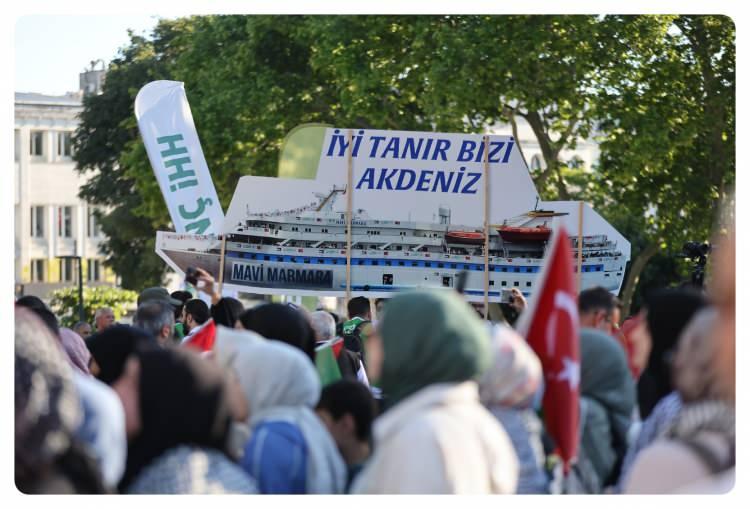 <p>Mavi Marmara şehitlerini anmak ve İsrail’in Gazze'deki saldırılarına tepki göstermek amacıyla İHH İnsani Yardım Vakfı öncülüğünde yürüyüş düzenlendi. Beyazıt Meydanı’nda başlayıp Ayasofya Camiî önünde sona eren yürüyüşe binlerce kişi katıldı.</p>

<p> </p>
