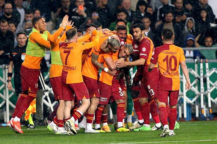 <p>Süper Lig şampiyonluğunu 102 puanla Galatasaray kazandı. Icardi ise 25 golle, gol kralı oldu. İşte, ünlülerin şampiyonluk sevinci paylaşımları...</p>
