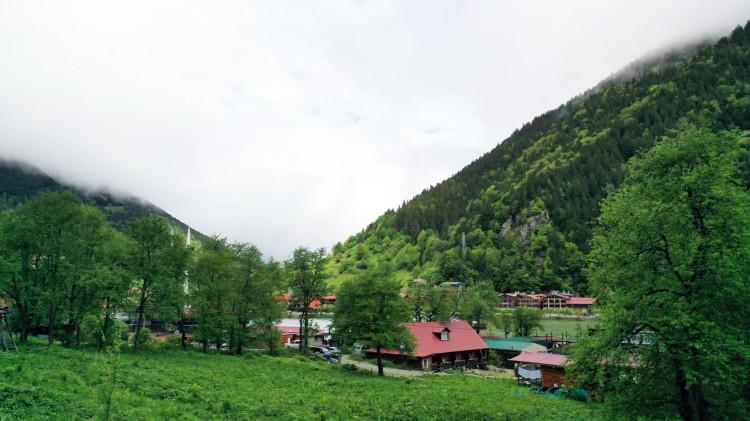 <p>Türkiye'nin önemli turizm merkezlerinden Trabzon'un Çaykara ilçesindeki Uzungöl'de işletmeler, yeni yeni canlanmaya başlayan sezon öncesi hazırlıklarını tamamladı.</p>
