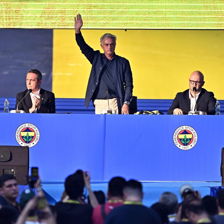 <p>Fenerbahçe, teknik direktörlük görevi için Jose Mourinho ile anlaştı. Portekizli çalıştırıcı bugün İstanbul'a geldi. İmza töreninde konuşan Mourinho, "Fenerbahçe forması artık bedenimin bir parçası" dedi.</p>
