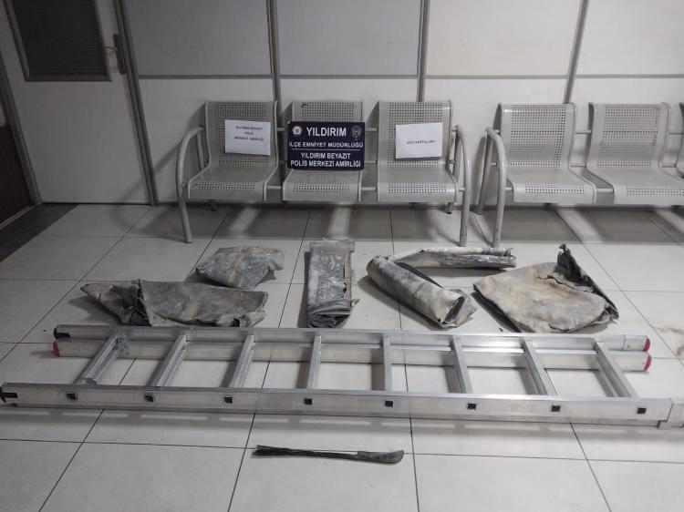 <p>Bölgede yapılan incelemede, şüphelilerin toplam 150 kilo ağırlığında kurşun levha parçası söktüğü tespit edildi. </p>
