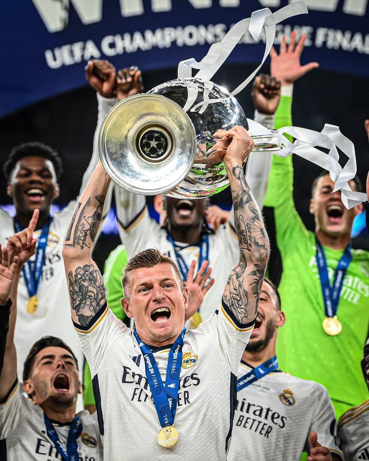 <p>Geçtiğimiz günlerde aktif futbolculuk kariyerini 2024 Avrupa Futbol Şampiyonası’nın ardından noktalayacağını açıklayan Toni Kroos, Real Madrid ile son maçına Şampiyonlar Ligi finalinde Borussia Dortmund’a karşı oynadı. Kulüp kariyerine Avrupa’nın kulüpler bazındaki 1 numaralı kupasıyla veda eden Kroos, Real Madrid ile 5’inci Şampiyonlar Ligi şampiyonluğunu yaşadı. Kroos’un Bayern Münih ile de 1 Şampiyonlar Ligi şampiyonluğu bulunuyor.</p>
