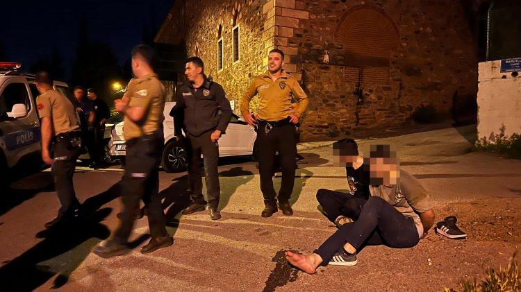 <p>Bursa'da, saat 01.00 sıralarında merkez Yıldırım ilçesi Yıldırım Caddesi’nde hareketli anlar yaşandı. </p>