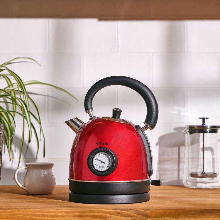 <p><strong>Su ısıtıcılarla ilgili şunları söyledi:<span style="color:#B22222"> "Su ısıtıcılar da doğrudan dolapların altına yerleştirildiğinde de risk oluşturuyor çünkü çıkardıkları buhar zamanla dolaplarda nem hasarına neden olabiliyor. Bu aşırı nem, küf oluşumuna ve yapısal hasara yol açarak mutfak dolaplarınızın ömrünü kısaltabilir."</span></strong></p>

<p> </p>
