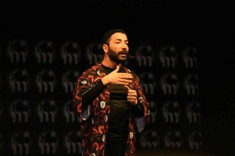 <p><em>Şirketlerle yaptığımız bu çalışmalarda bugüne kadar en az beş yüzün üzerinde farklı ve bir çoğu Türkiye'nin önde gelen markalarından teklif aldık ve düzenledikleri etkinliğe konuşmacı olarak katıldım.</em></p>
<p><em>Tüm bu işler de şahsımın değil, anlaşmamın bulunduğu menajerlik şirketleri vasıtası ile organize edilmiş ve her türlü detayı içeren kararlar onlar tarafından verilmiştir.</em></p>