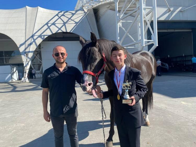 <p>Yenikapı’da bulunan Avrasya Gösteri ve Sanat Merkezi Uluslararası At ve Binicilik Fuarı EQUIST, İstanbul Horse Show’a ev sahipliği yaptı. 3 gün sürecek fuarda, at biniciliğine dair ürünlerin tanıtımı yapılırken aynı zamanda at kültürünü ve tarihini anlatan paneller düzenlendi. </p>