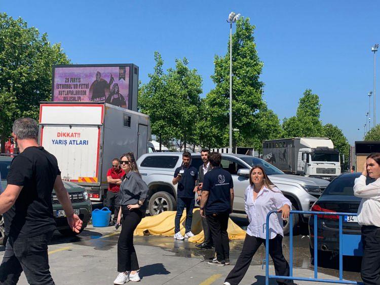 <p> 4’üncüsü gerçekleştirilen Truva At Güzellik Yarışması’nda Hollanda Friesian, İspanyol, Pony ve Arap atları olmak üzere birçok cinsten atlar kendi cinslerine ait kategorilerde jürinin karşısına çıktı. Juri üyeleri atların tüylerine, kuyruklarına ve genel görüntüsüne bakarak bir değerlendirme yaptı</p>