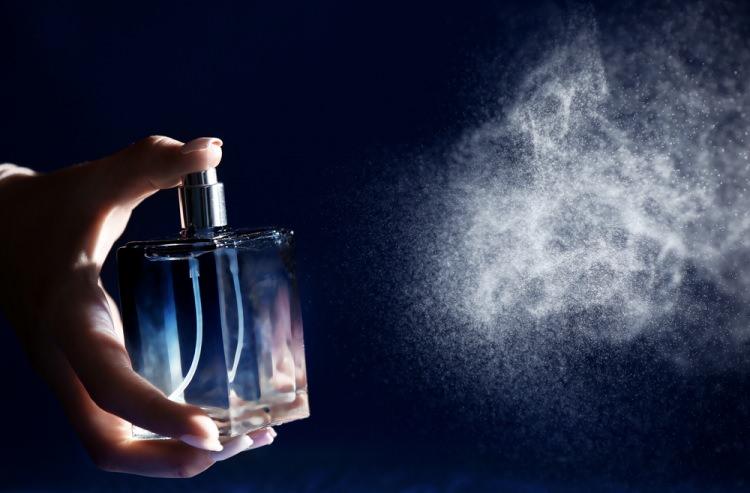 <p>Givaudan'ın ismini vermeyen bir üst düzey yetkilisine göre, asıl sorun, parfüm şirketlerinin tedarikçilerin üzerinde gözetimi olmaması. Bunun sonucunda parfüm devlerinin beraber çalıştığı imalat şirketleri durum tespiti yapmak için üçüncü taraf denetim şirketleri ile çalışıyorlar.</p>

<p> </p>
