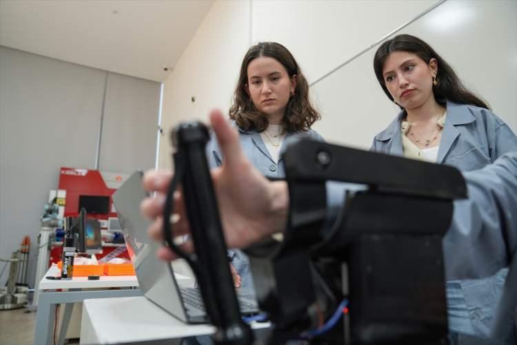 <p>İzmir Ekonomi Üniversitesi Mekatronik Mühendisliği Bölümünde 2021 yılından bu yana doktor öğretim üyesi olarak görev yapan Sayılgan, felçli hastaların yaşamını kolaylaştıracak el ve bilek rehabilitasyon cihazı geliştirmeye karar verdi.</p>
<p> </p>