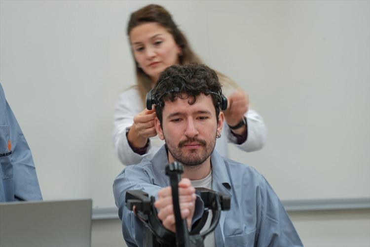 <p>Anneannesinin felçli olarak hayatını sürdürmesinin kendisini çok etkilediğini belirten Sayılgan, "Bu alanda ilerlemek istememin en büyük nedeni, anneannemin sağlık süreciydi. </p>
